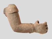 Ame Ker 225  Ame Ker 225, Mexiko, Bundesstaat Yucatan, Cuyo de Ancona, Maya, Postklassische Periode, 900-1450 n. Chr., Fragment eines figürlichen Räuchergefäßes, Ton, L 18,5 cm, B 12,5 cm : Museumsfoto: Claus Cordes, Bestandskatalog Ethnologie